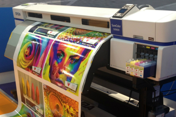 foto de uma impressora digital epson imprimindo adesivos, lonas e banner